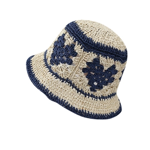 Chapeau de paille tissé à la main avec motifs floraux bleus pour protection solaire