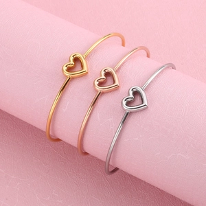 Dreiteiliges Set minimalistischer Armreifen mit Herzanhängern in Gold, Silber und Roségold