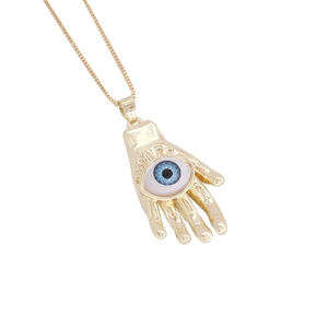 Macro du pendentif main de Hamsa en or 18K avec l'œil porte-bonheur et chaîne box