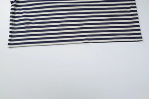 Detaillierte Nahaufnahme des Saums und der Seitennaht des gestreiften Strickoberteils