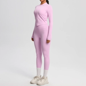 Vue détaillée de l'ensemble de sport rose clair avec veste à col montant et legging de yoga