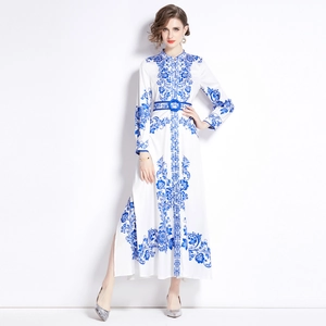 Abito lungo elegante a maniche lunghe con stampa porcellana blu e collo a lupetto