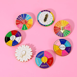 Lot de sept pin's rotatifs en émail avec marguerites pour faciliter les décisions