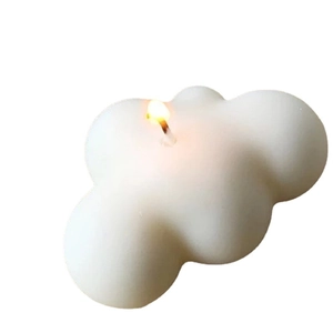 Vela aromática con forma de nube con diseño minimalista blanco y llama encendida