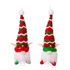 Paire de gnomes de Noël avec lumières LED, chapeaux tricotés et cloches sur fond blanc