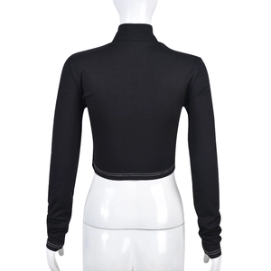 Detailansicht der Rückseite des schwarzen Rippstrick-Crop-Tops mit weißen Kontrastnähten