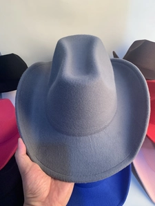 Détail d'un chapeau de cowboy en feutre de laine gris avec une calotte classique