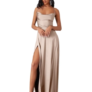 Détail de la robe en satin champagne montrant la fente latérale et la texture soyeuse