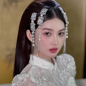 Elegant floral heart hair clip set with pearls and tassels on a model in qipao