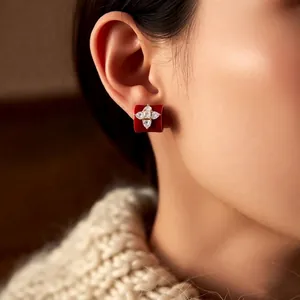 Boucles d'oreilles C en fleurs plaqué or 18K avec base rouge et cristaux de trèfle