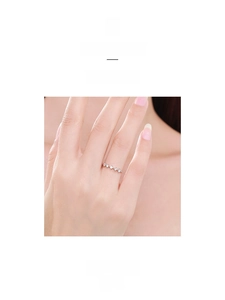 Primo piano di un anello sottile in argento S925 con cinque pietre di zirconia bianca tonde