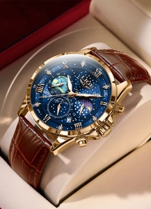 Dettaglio dell'orologio LIGE dorato con quadrante blu fasi lunari e cinturino marrone