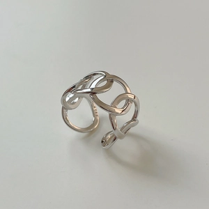 Detailed close-up of S925 sterling silver stamp on the inner linked chain ring