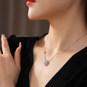 Collier trèfle argenté avec oxydes de zirconium étincelants sur un mannequin femme