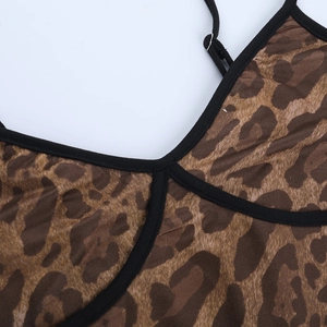Détail de la robe léopard montrant l'encolure en V et les bretelles noires fines