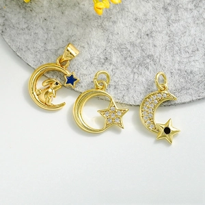 Détail macro de pendentifs lune et étoile plaqués or 18 carats avec sertissage zircon