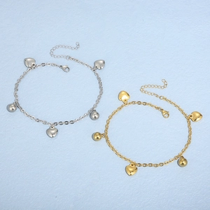 Bracelets de cheville chic en acier doré et argenté avec perles de cœur sur fond bleu