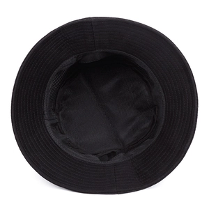 Vista superior del sombrero de pescador negro con forro de malla y costuras finas