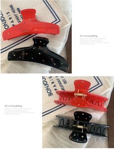 Dettagli di strass colorati su pinze per capelli rosse e nere con molle dorate