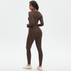 Ensemble de yoga marron foncé sans couture à manches longues avec effet galbant