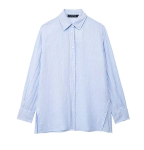 Vue détaillée d'une chemise en lin bleu clair avec fente latérale boutonnée et col à revers