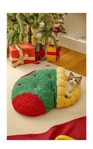 Detail des weichen Plüsch-Weihnachtssocken-Katzenbettes aus dickem festlichem Material