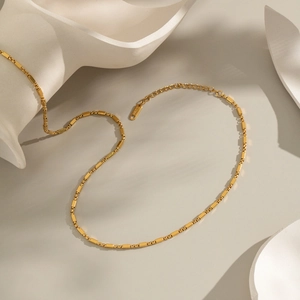 Collier minimaliste en acier inoxydable plaqué or 18K avec maillons carrés et fermoir