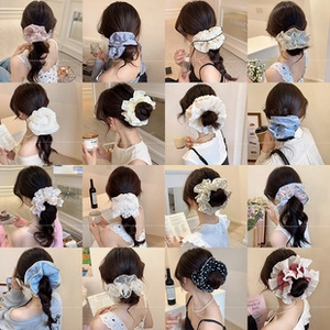 Collage che mostra 16 stili di elastici e fermagli per capelli su vari modelli
