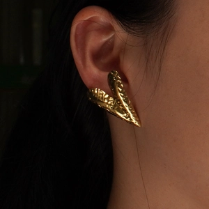 Hammered 18k gold plated stainless steel V-shaped heart earrings on model