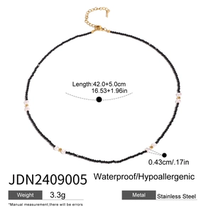 Détails du collier en acier inoxydable avec perles noires et pendentifs cœur dorés