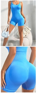 Détail du combishort bleu côtelé avec effet liftant et inscription gymwear sur le buste
