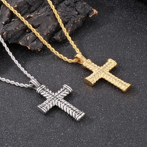 Dettaglio dei ciondoli a croce hip-hop in oro e argento con catena a corda intrecciata