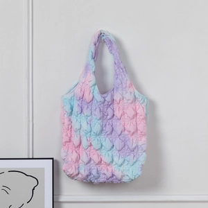 Détail du sac cabas dégradé arc-en-ciel avec texture gaufrée en bulles 3D souples