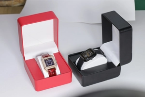 Detail van twee luxe horloges in rode en zwarte PU-lederen horlogedozen en geschenkdozen