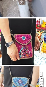 Détail du sac bandoulière bohème fait main avec motifs floraux en perles colorées