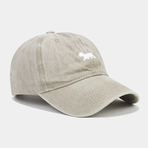 Détail de la casquette baseball en coton délavé vintage avec broderie de chien blanc