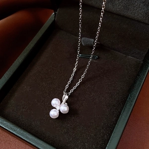 Detail of a pearl flower pendant with central zircon on a silver chain and luxury box