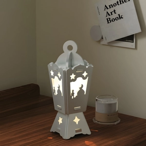 Lanterna bianca di Ramadan con sagome di stelle e luna e calda luce LED decorativa