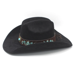 Détail d'un chapeau de cowboy avec broderie florale vintage et garniture en turquoise