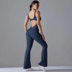 Detail eines navyblauen rückenfreien Sportoveralls mit Cut-Out-Design und Schlaghose