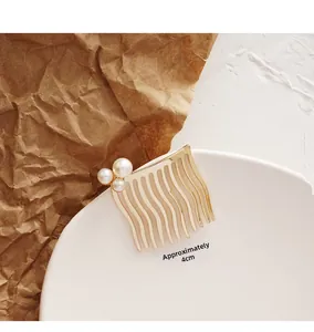 Elegant gold pearl hair comb with wavy teeth, detailed view with approx. 4cm size marking