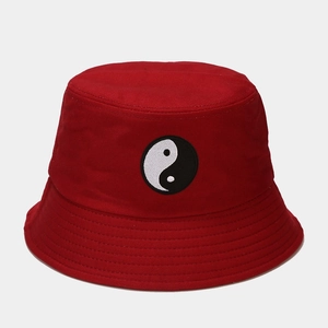 Détail de la broderie Yin-Yang sur un chapeau bob en toile de coton rouge