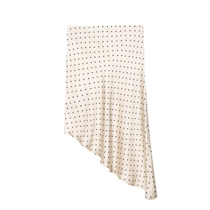 Jupe midi élégante en satin à pois avec ourlet asymétrique et texture soyeuse abricot