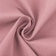 Macro-opname van de roze stoftextuur en drapering van een geborduurde vrijetijdsjas