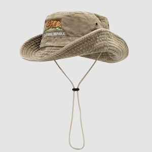 Détail de la broderie ours California Republic sur chapeau bob de plein air kaki