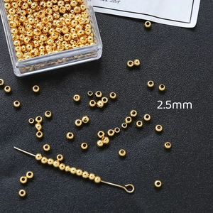 Detalle macro de cuentas espaciadoras doradas de 2,5 mm para creación de joyas DIY