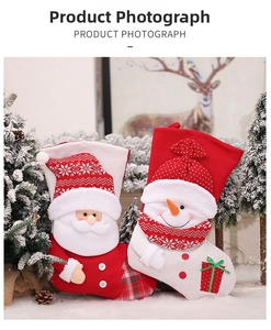 Dettaglio di calze natalizie in maglia con personaggi 3D di Babbo Natale e pupazzo di neve
