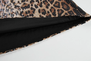 Dettaglio gonna di paillettes leopardate con fodera nera setosa e cuciture di precisione