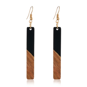 Détails de boucles d'oreilles rectangulaires en bois et résine noire avec crochets