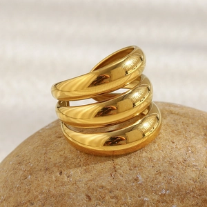 Détail macro d'une bague triple épaisseur plaquée or 18 carats sur une pierre naturelle